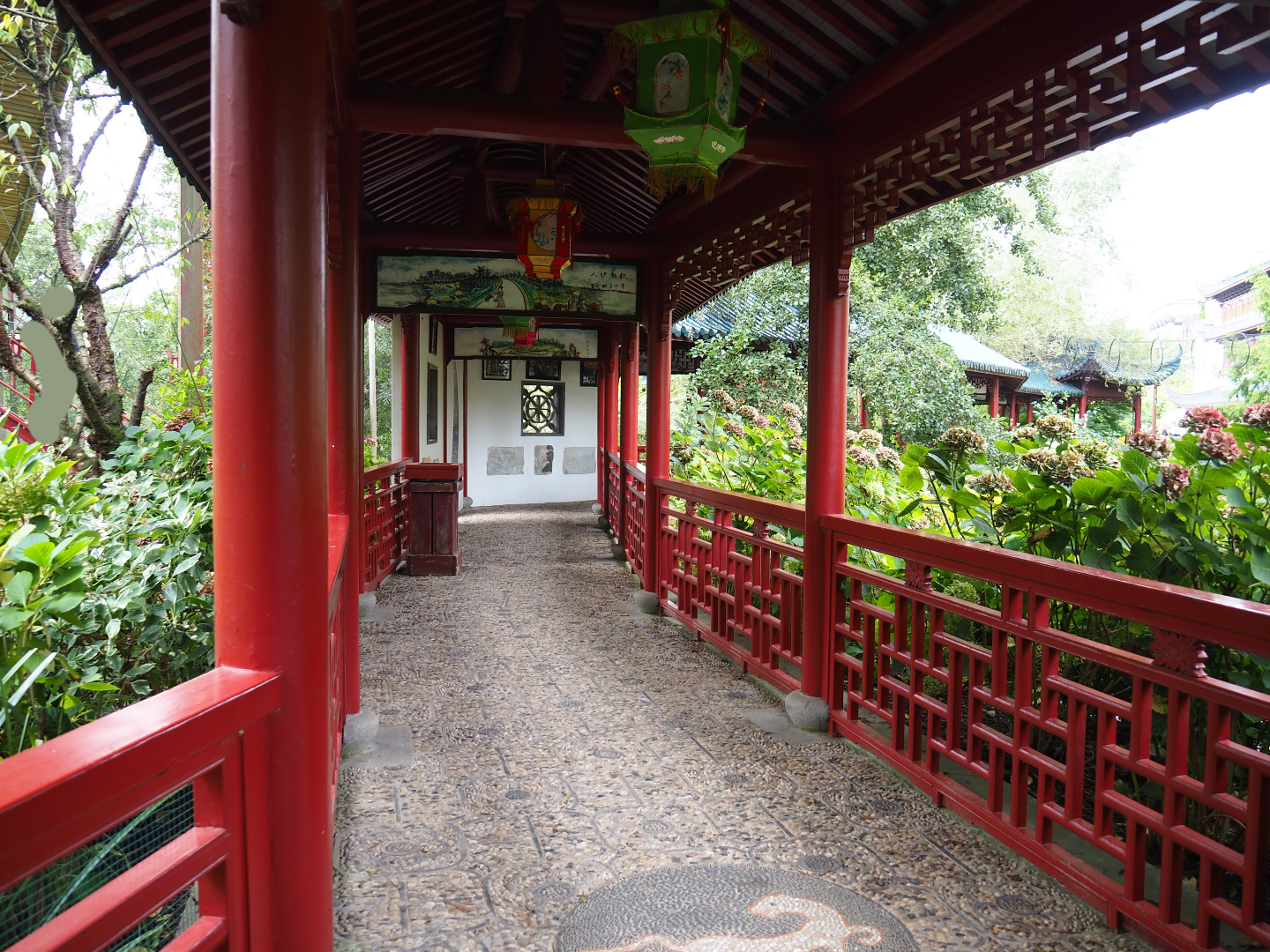 The Middle Kingdom - Chinese covered corridor for viewing exhibits, 2019-10-05