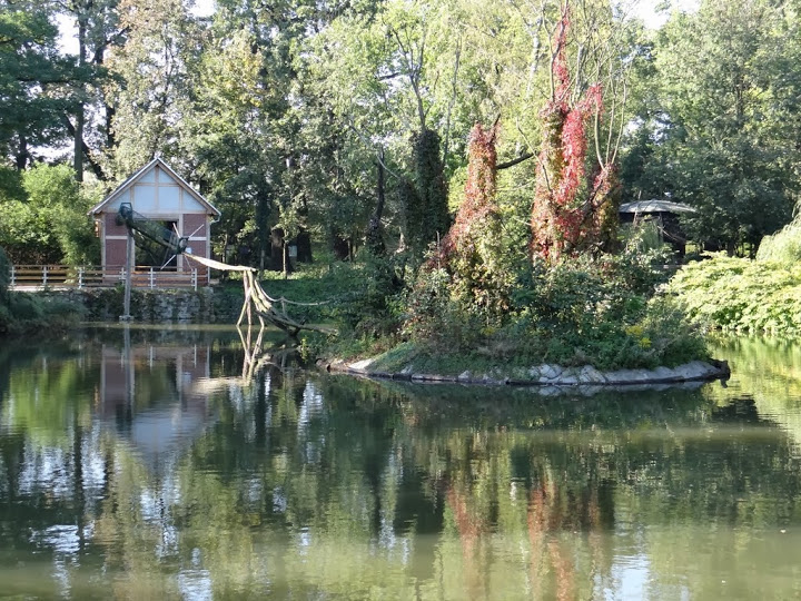 The pavilion and the island Saimiri