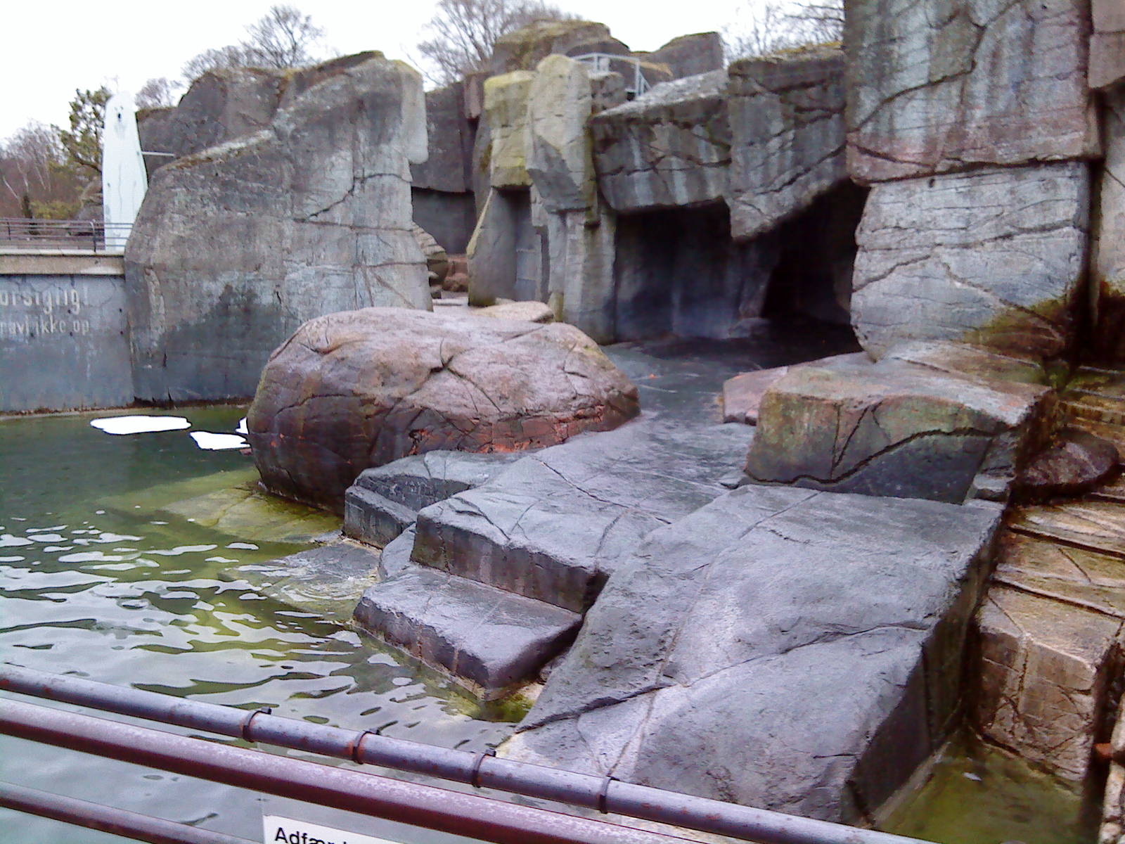 The polar bear exhibit, picture 1 of 3
