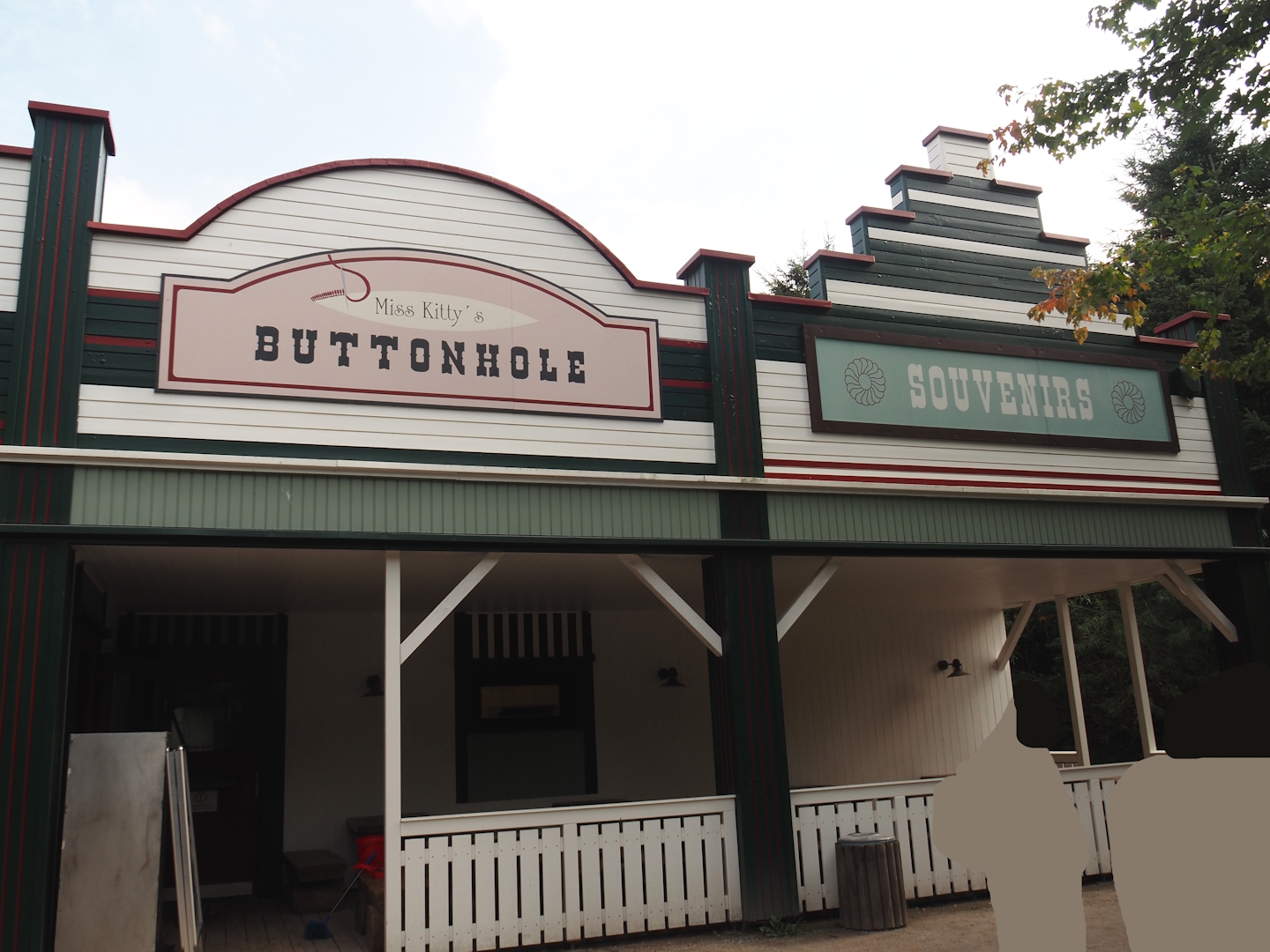 Themed buildings next to Alaska diner, 2024-08-05