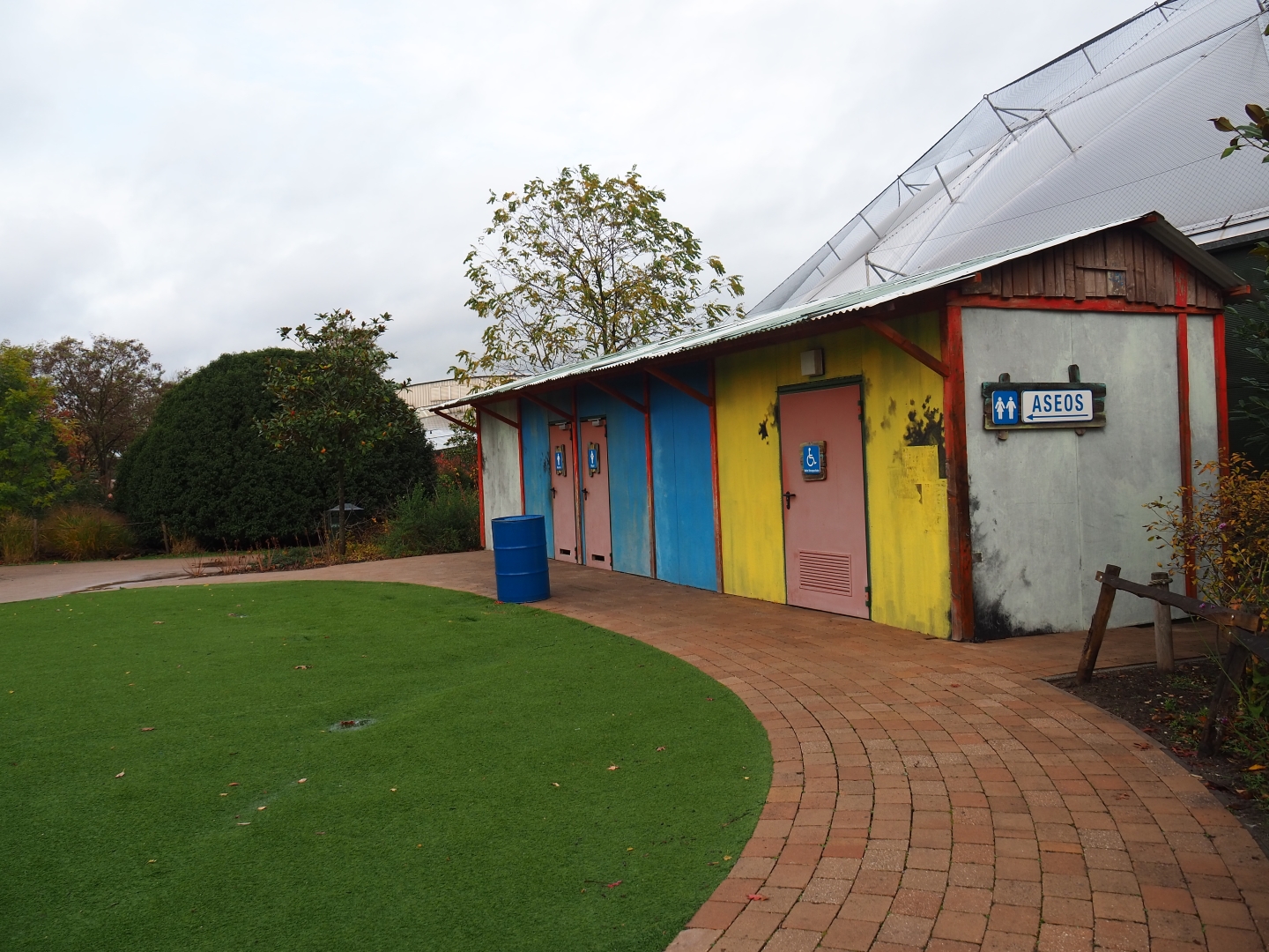 Themed toilet building near Amazonica (Nov 10th, 2018)