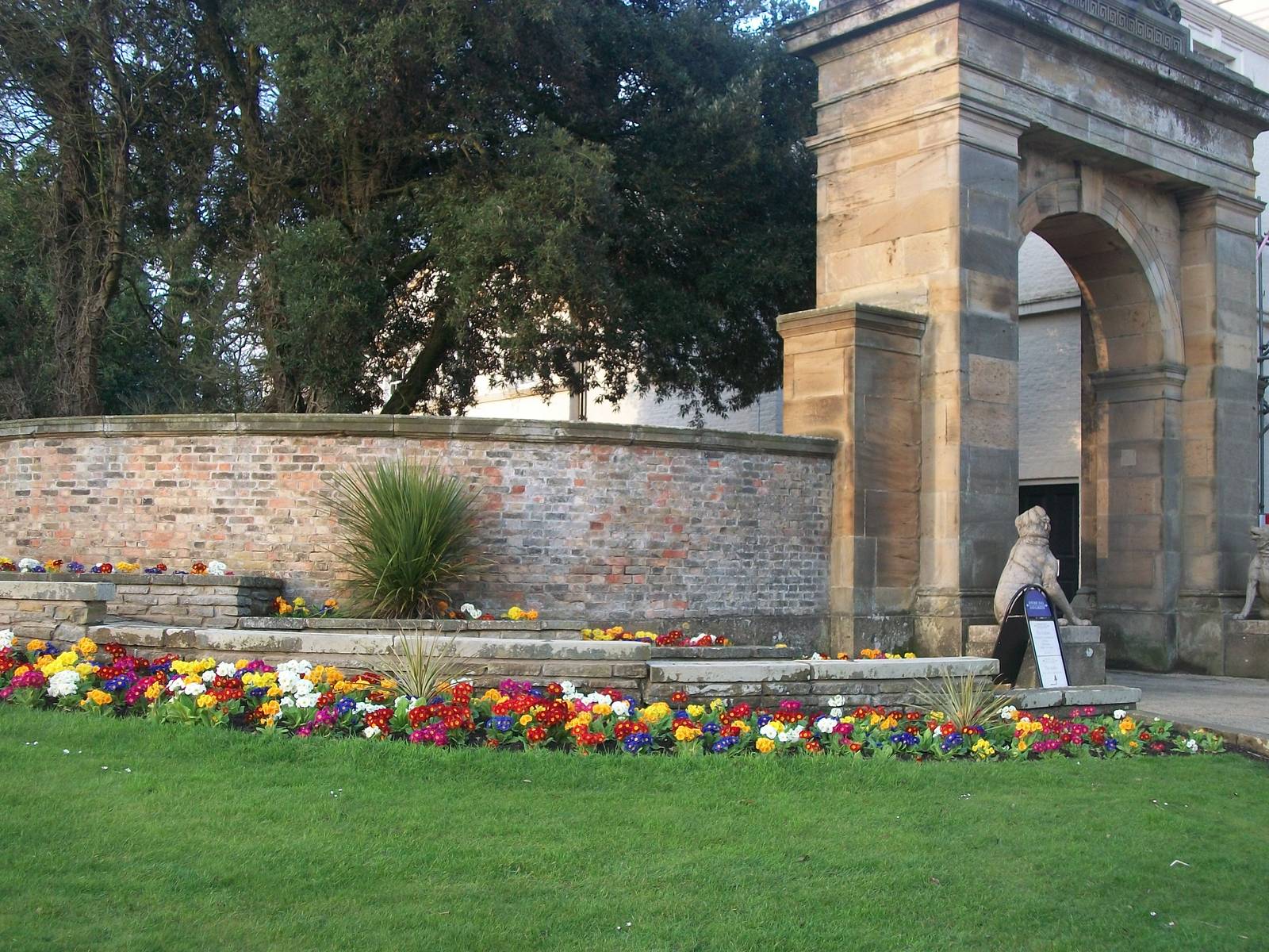 Through the archway to the zoo! 6th April 2014