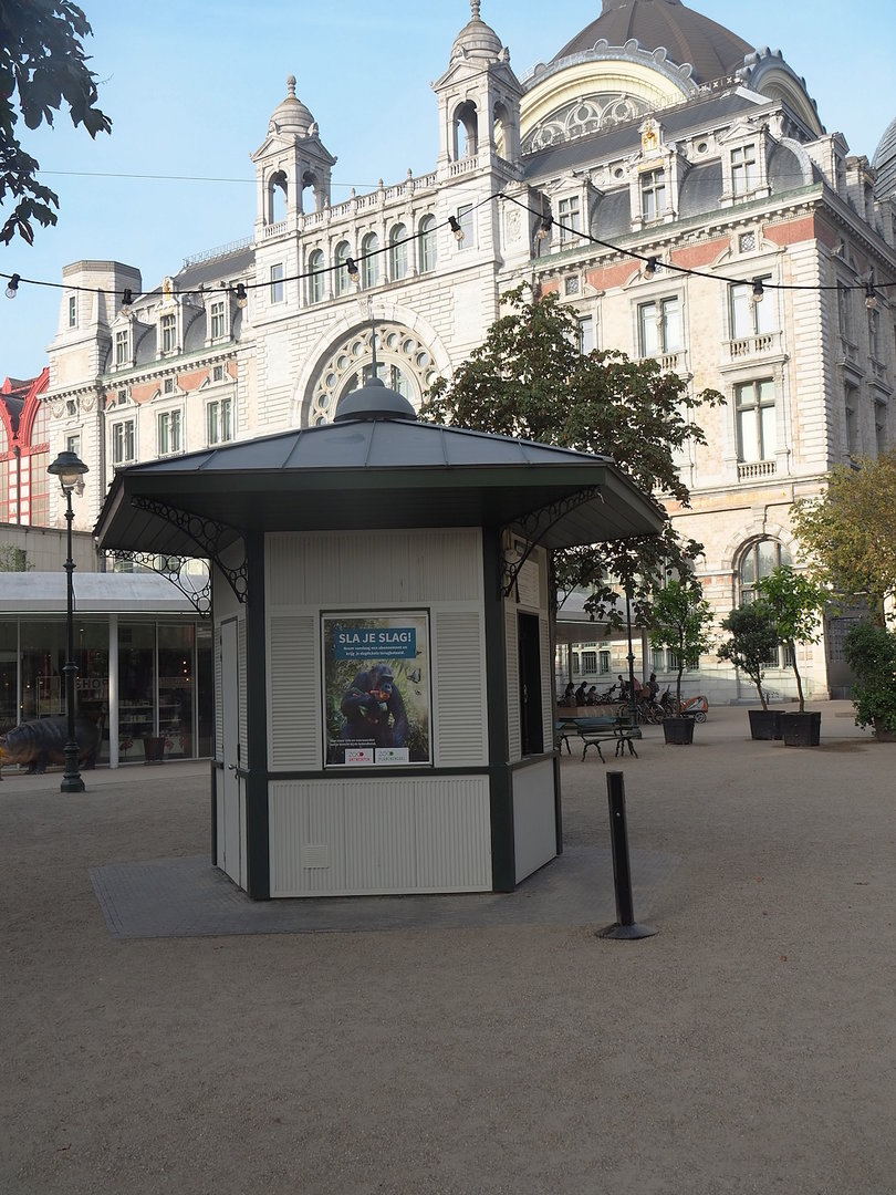 Ticket booth and part of gift shop with Antwerp Central Station in the background, 2022-09-04