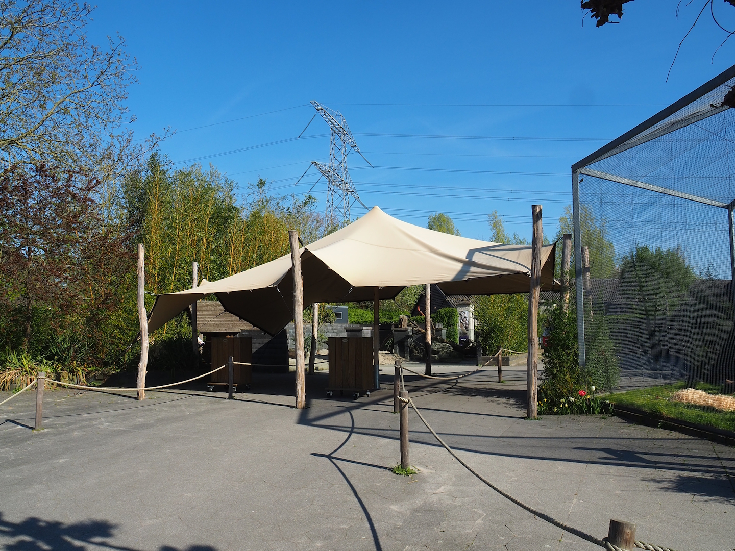Ticket checkpoint, with macaw aviary to the side and meerkat exhibit behind it, 2023-04-30