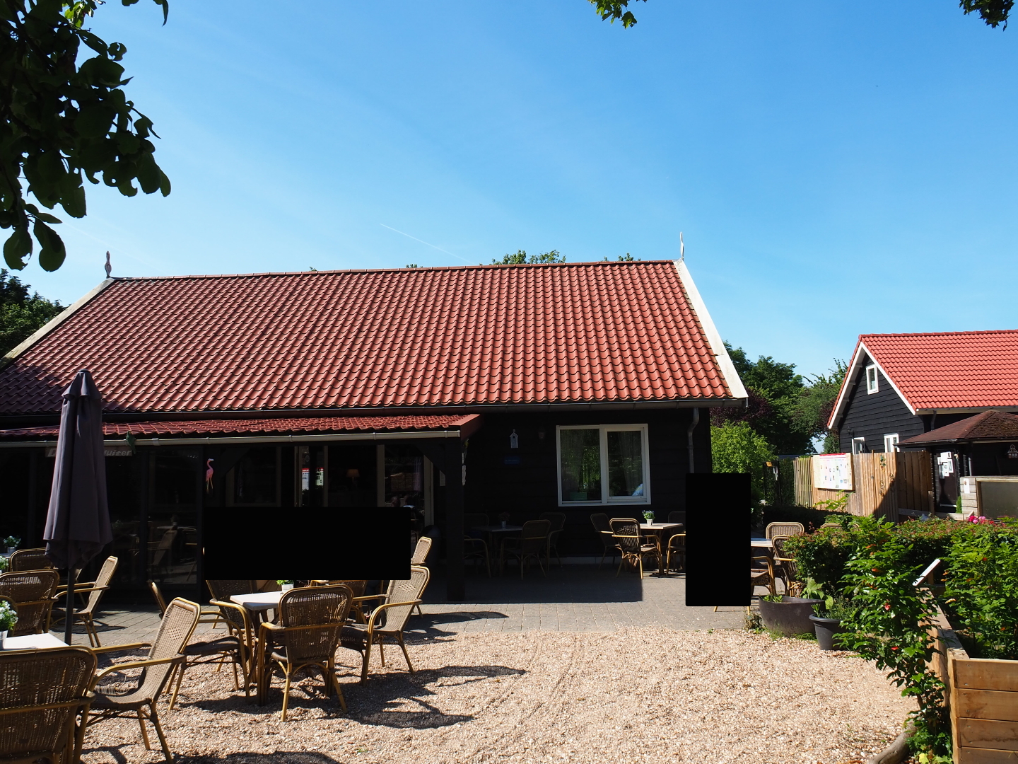 Ticket office and restaurant building and terrace area, 2019-06-01
