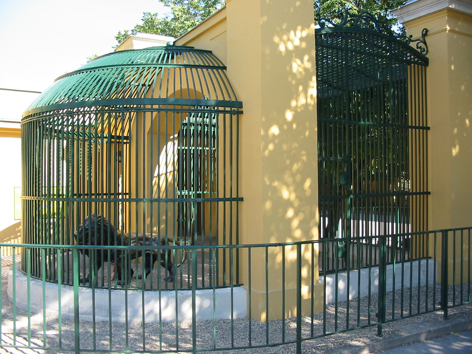 Tiergarten Schönbrunn - An old big cat cage