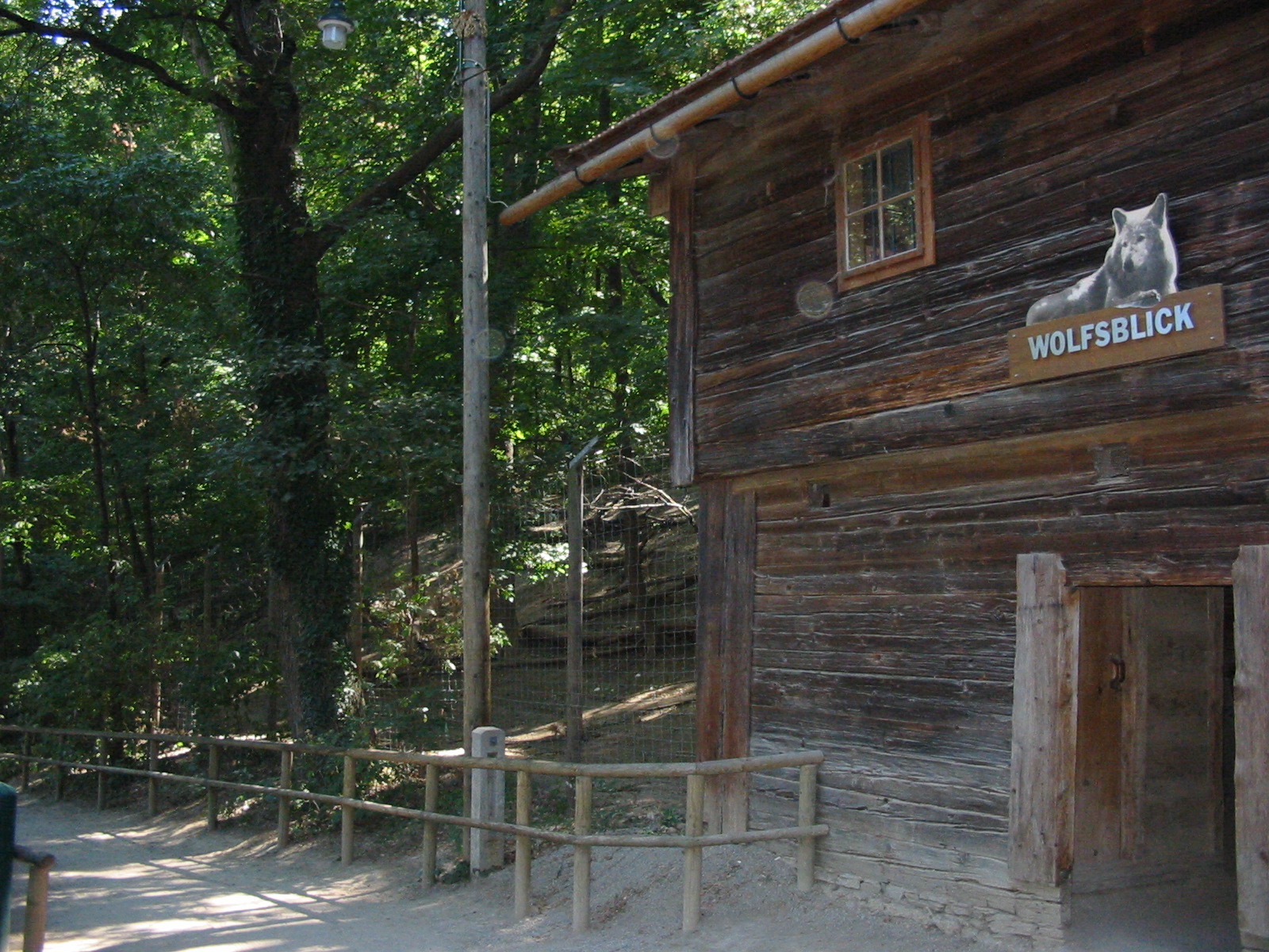 Tiergarten Schönbrunn - Cabin in front of the hillside wolf enclosure