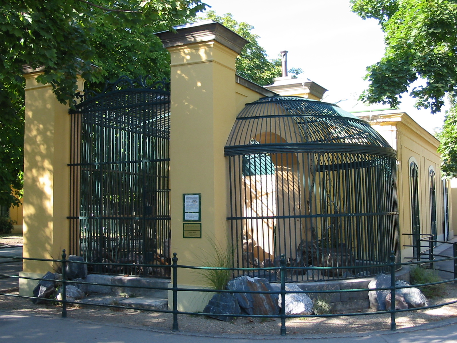 Tiergarten Schönbrunn - Historic big cat cage