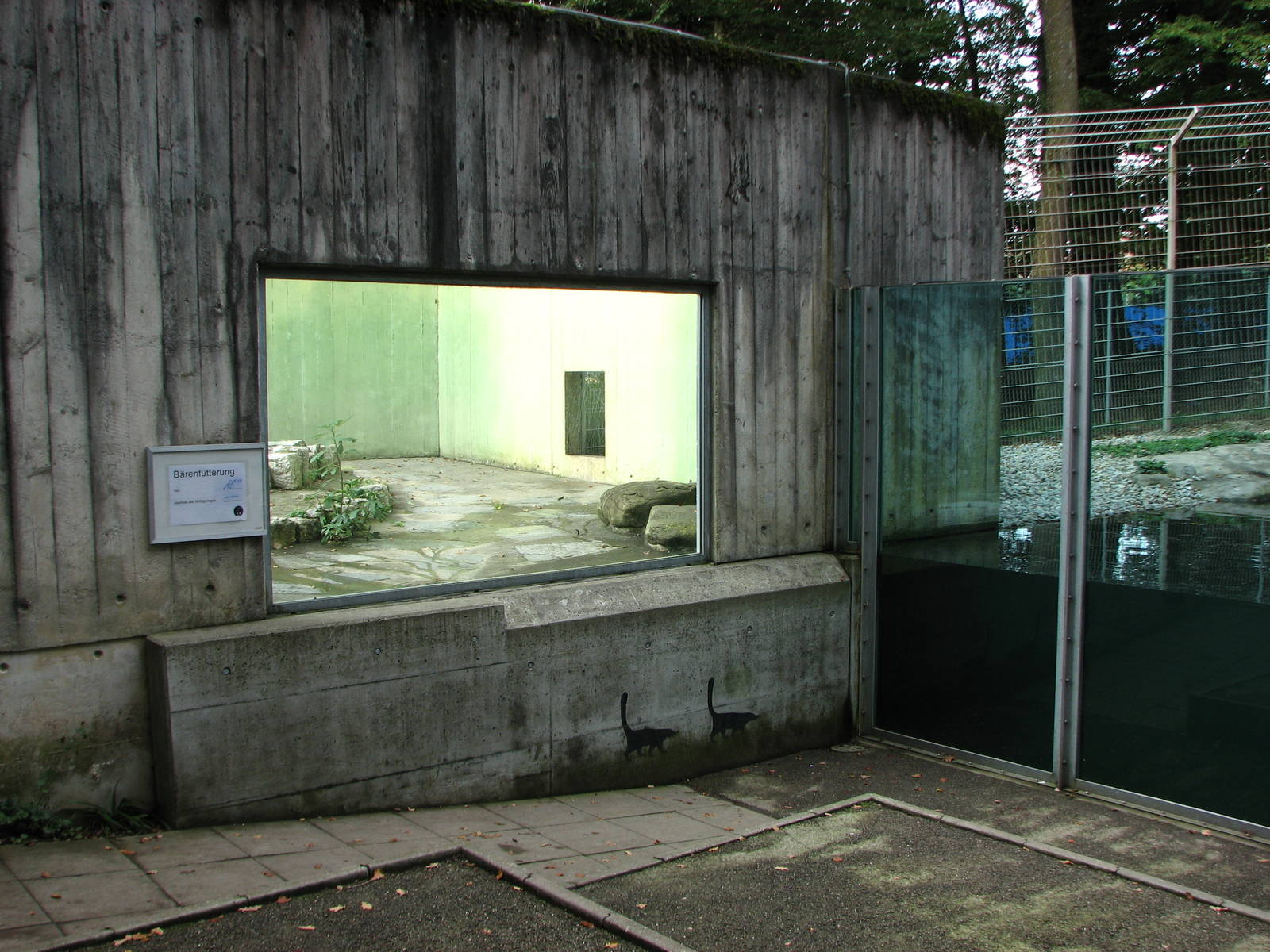 Tierpark Dählhölzli 2006 - Viewing window into the Off-exhibit Brown Bear f