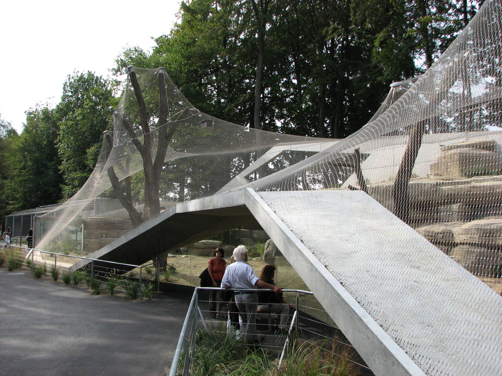 Tierpark Dählhölzli 2006 - Viewing window into the Persian Leopard exhibit