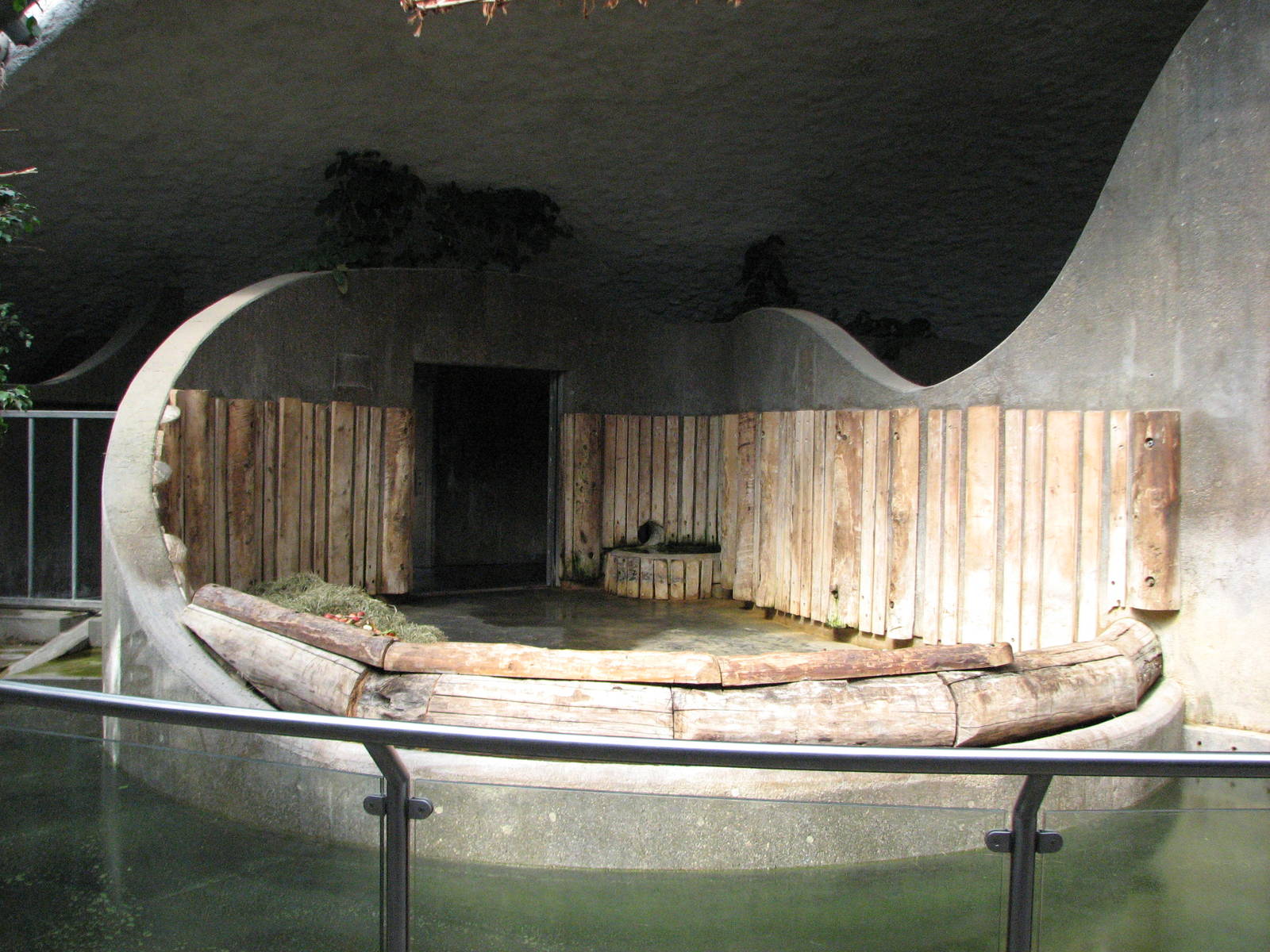 Tierpark Hellabrunn 2006 - Indoor stall in the Rhinoceros House