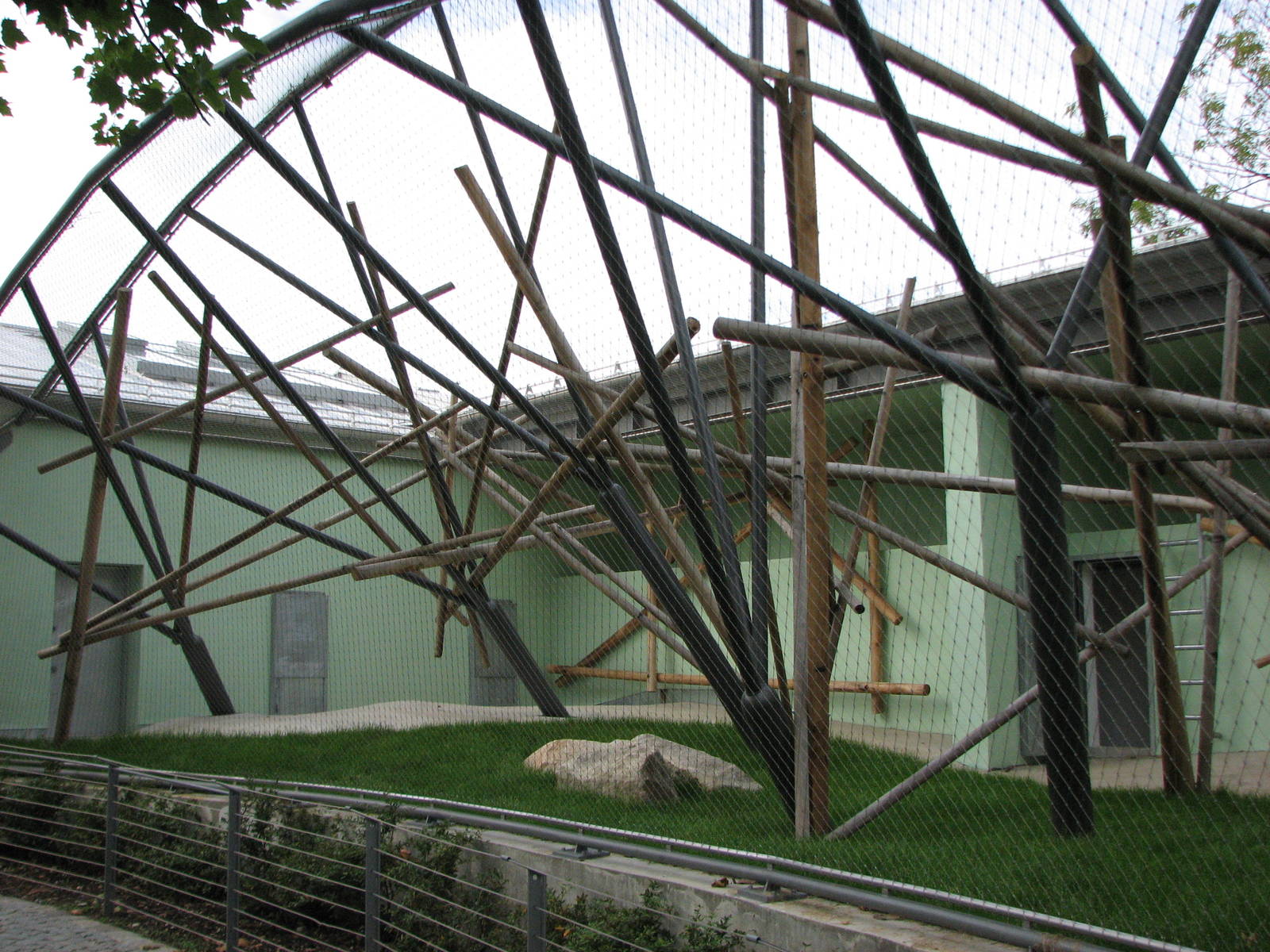 Tierpark Hellabrunn 2006 - Old outdoor Ape exhibit