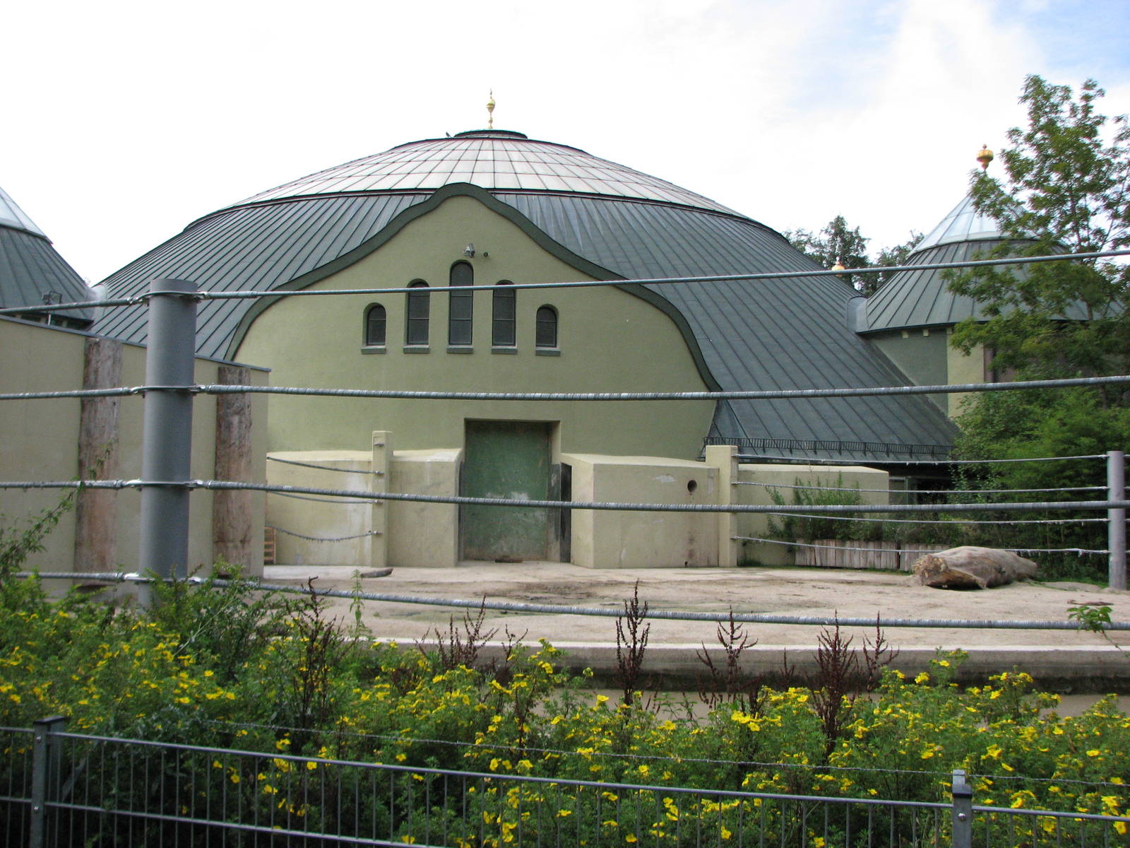 Tierpark Hellabrunn 2006 - Old outdoor Hippopotamus exhibit in the Elephant