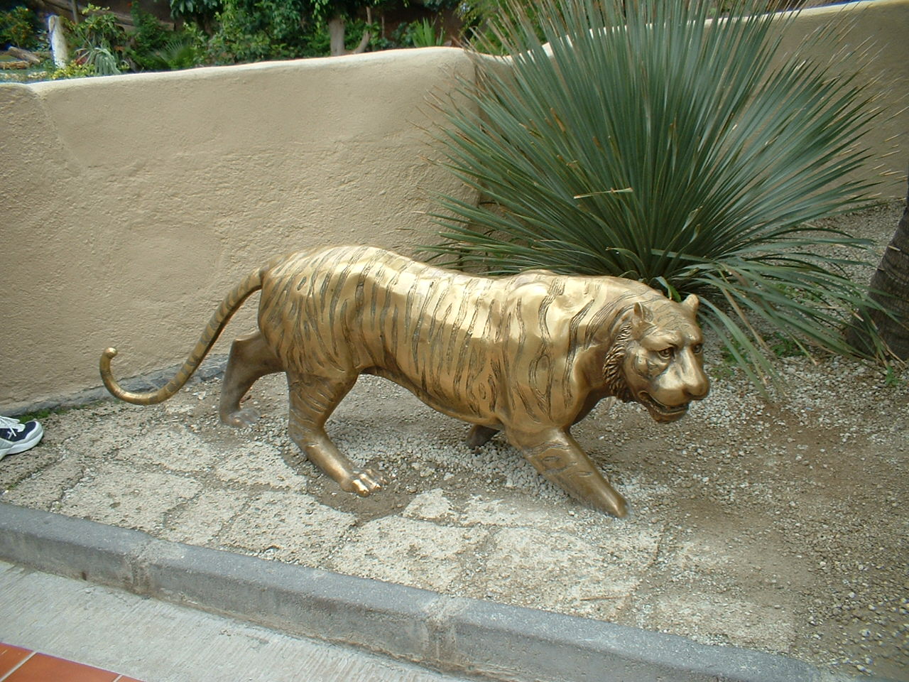 Tiger statue at Loro Parque, 21 May 2004