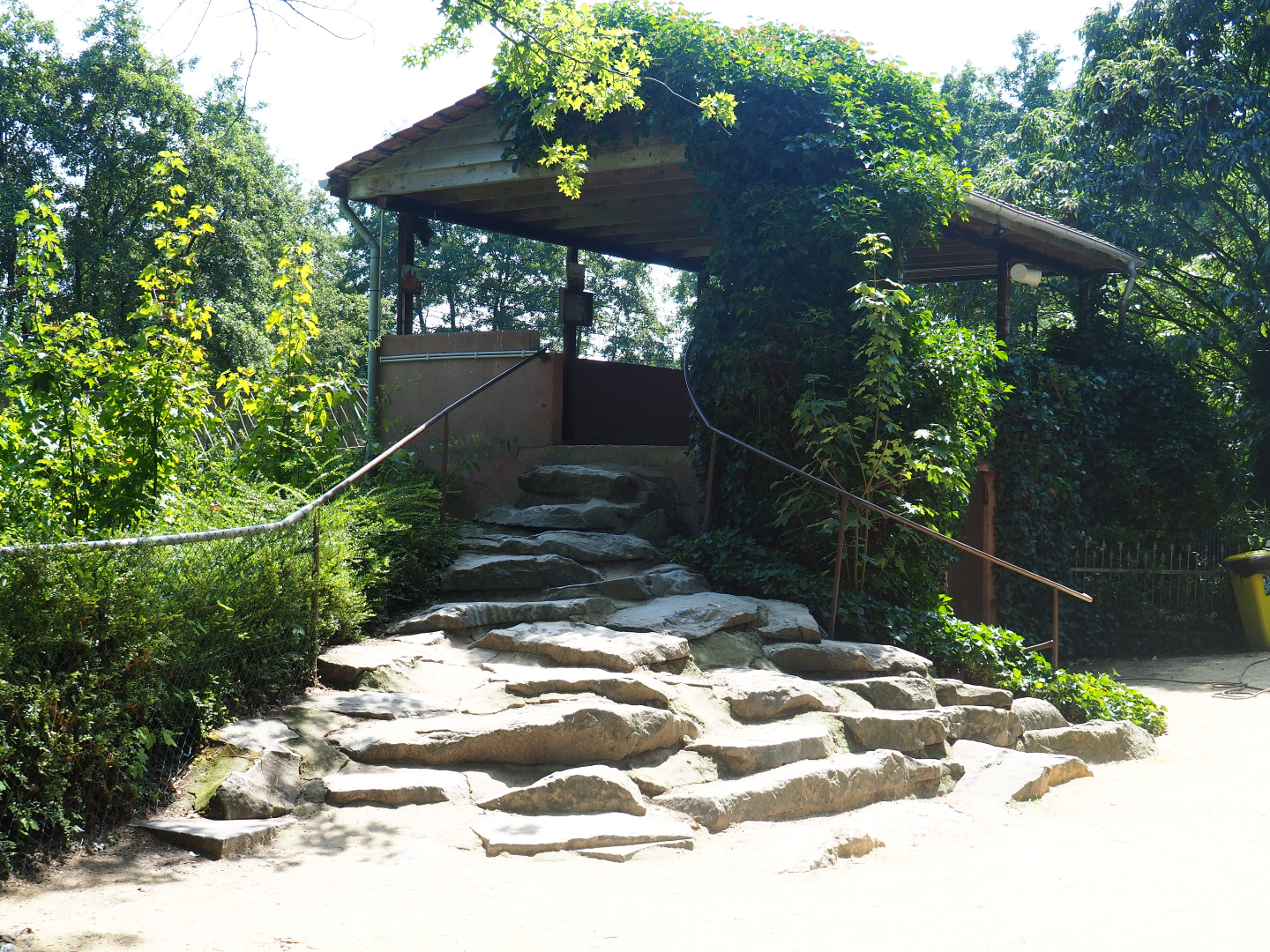 Tiger viewing area above and next to tiger holding building, 2019-08-04