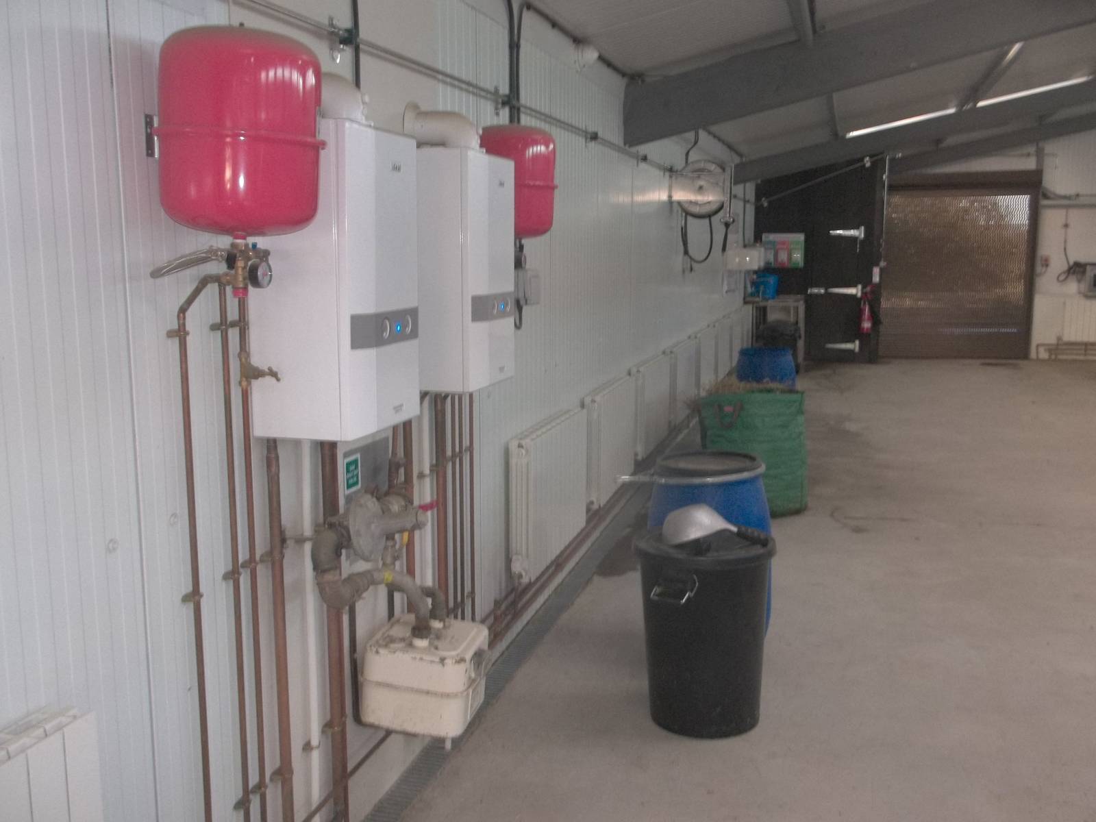 To complement Macaw16, beyond the public area of Black Rhinoceros House, 29