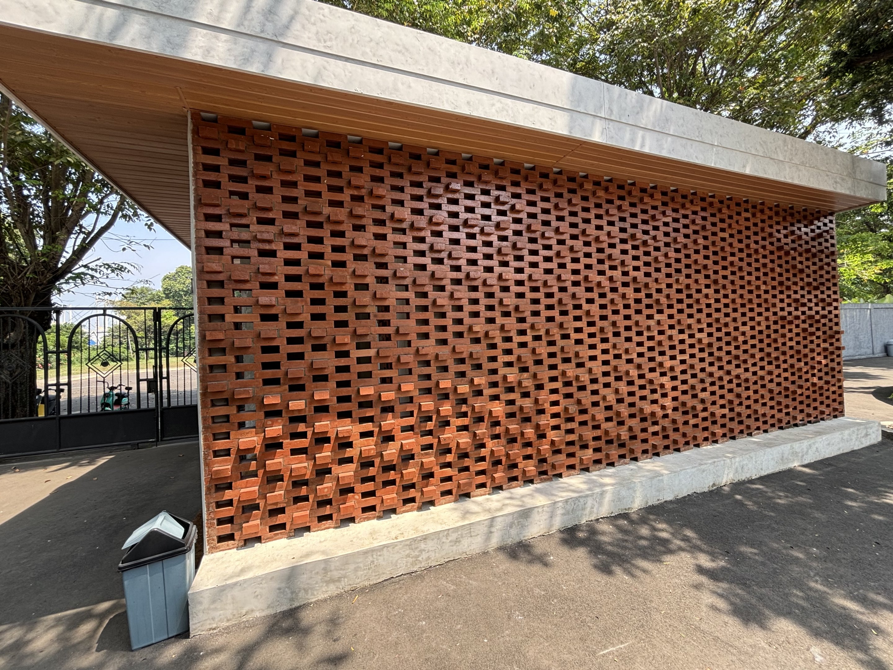 Toilets - lots of bricks!