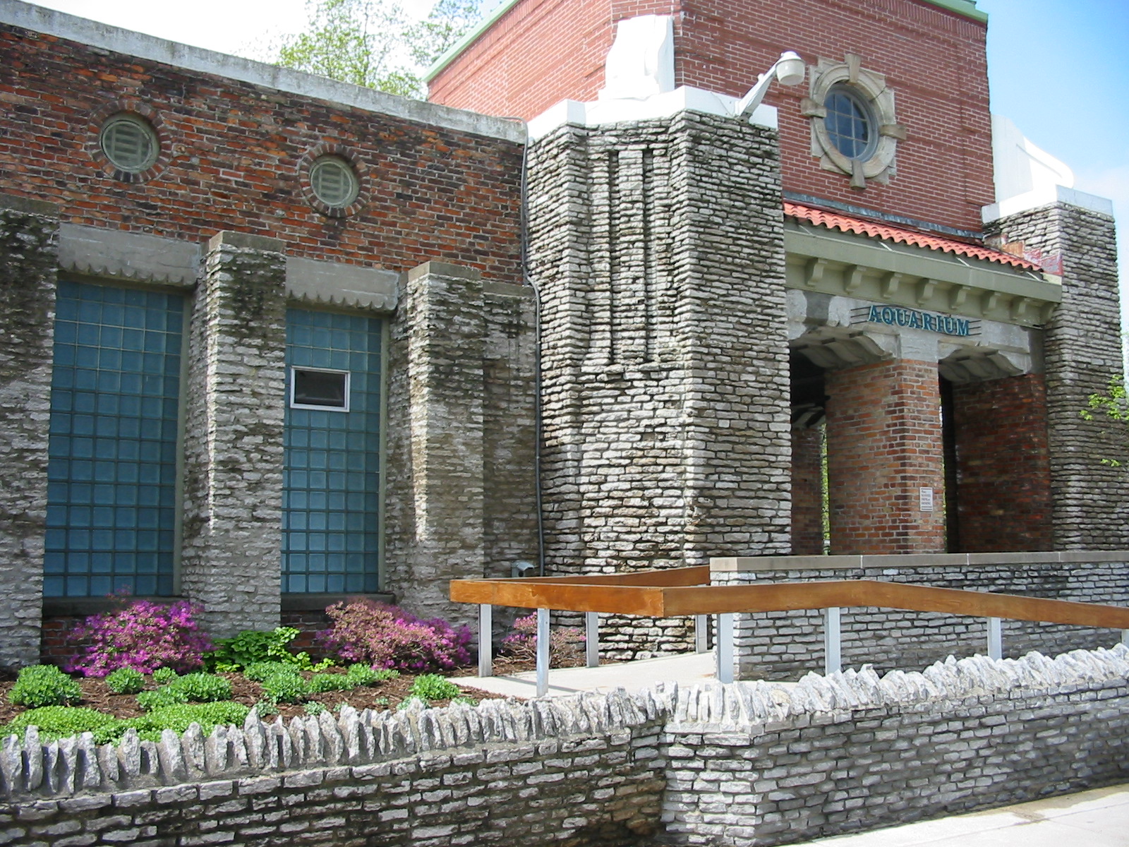 Toledo Zoo 2003 - Entrance to the Aquarium