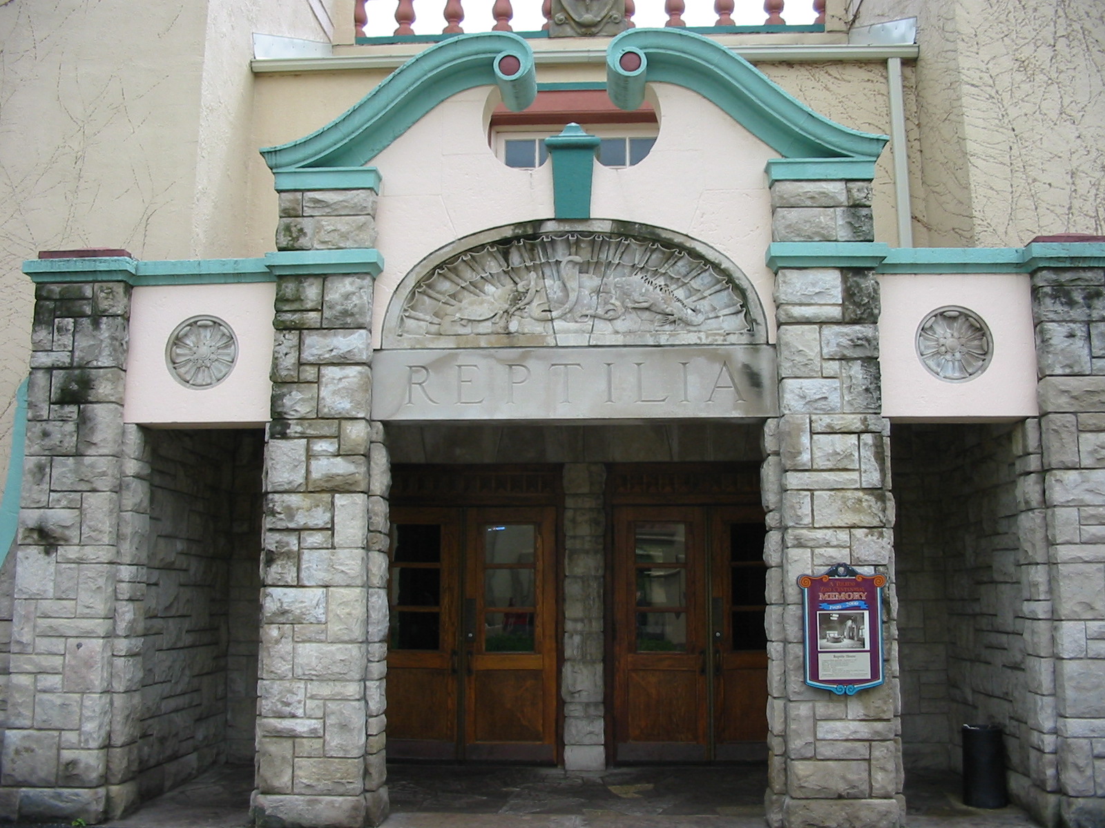 Toledo Zoo 2003 - Entrance to the famous Reptile House