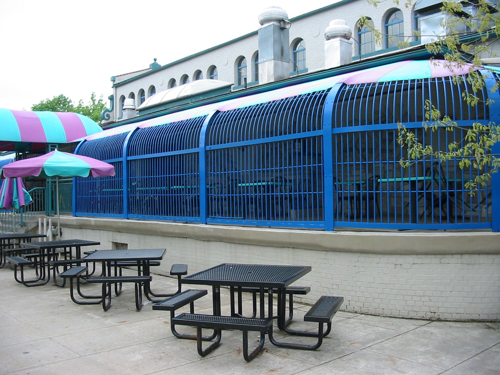 Toledo Zoo 2003 - Former carnivore house and present restaurant