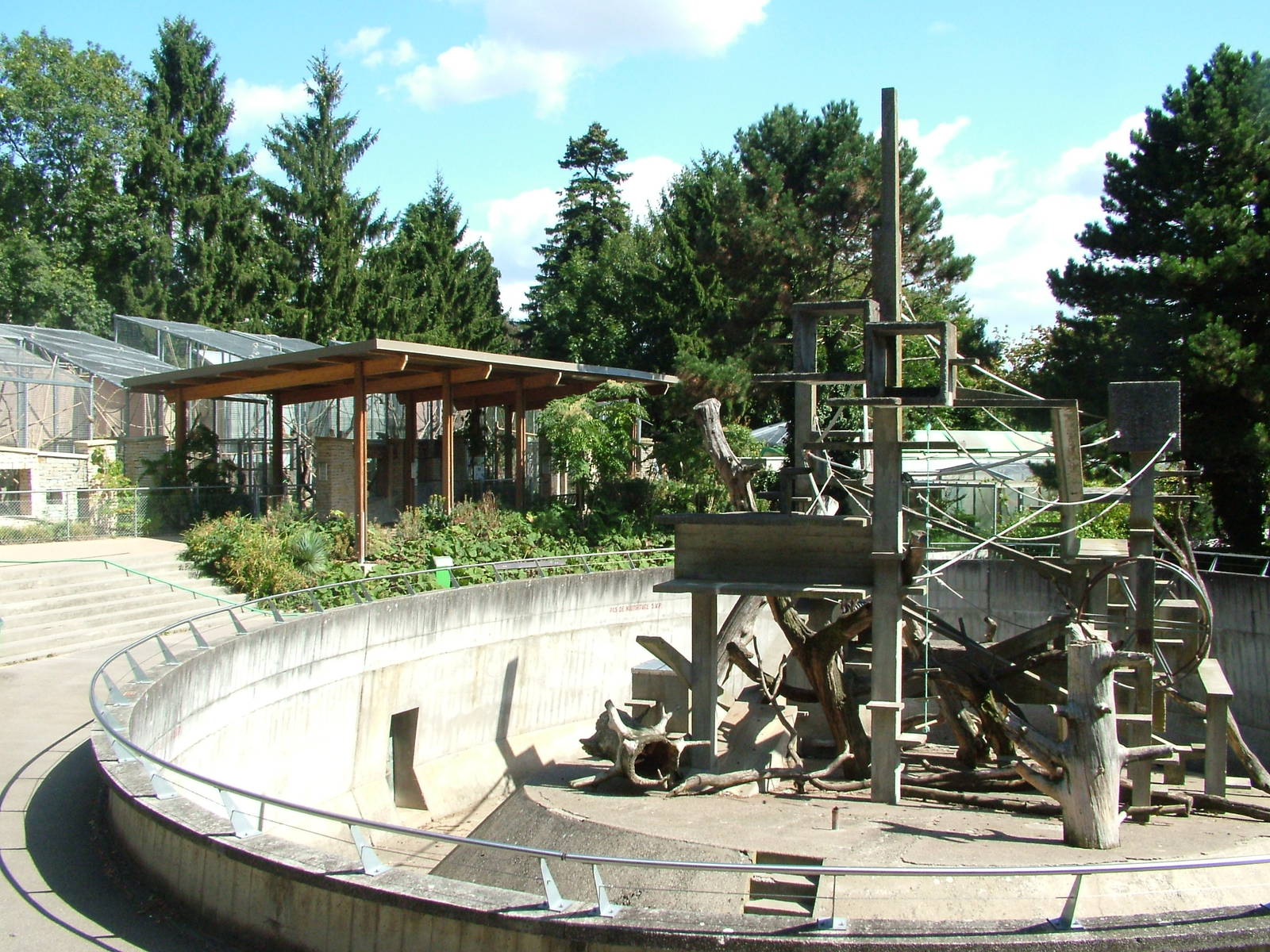 Tonkean Macaque exhibit and Monkey House at Mulhouse 29/08/09