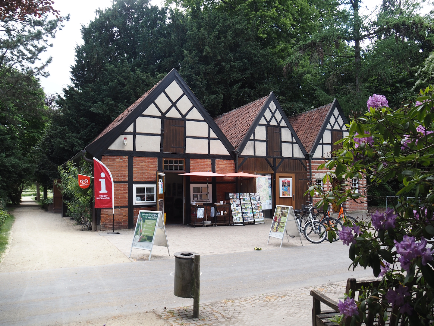 Tourist information info building in the Salinenpark next to the zoo, 2025-05-22
