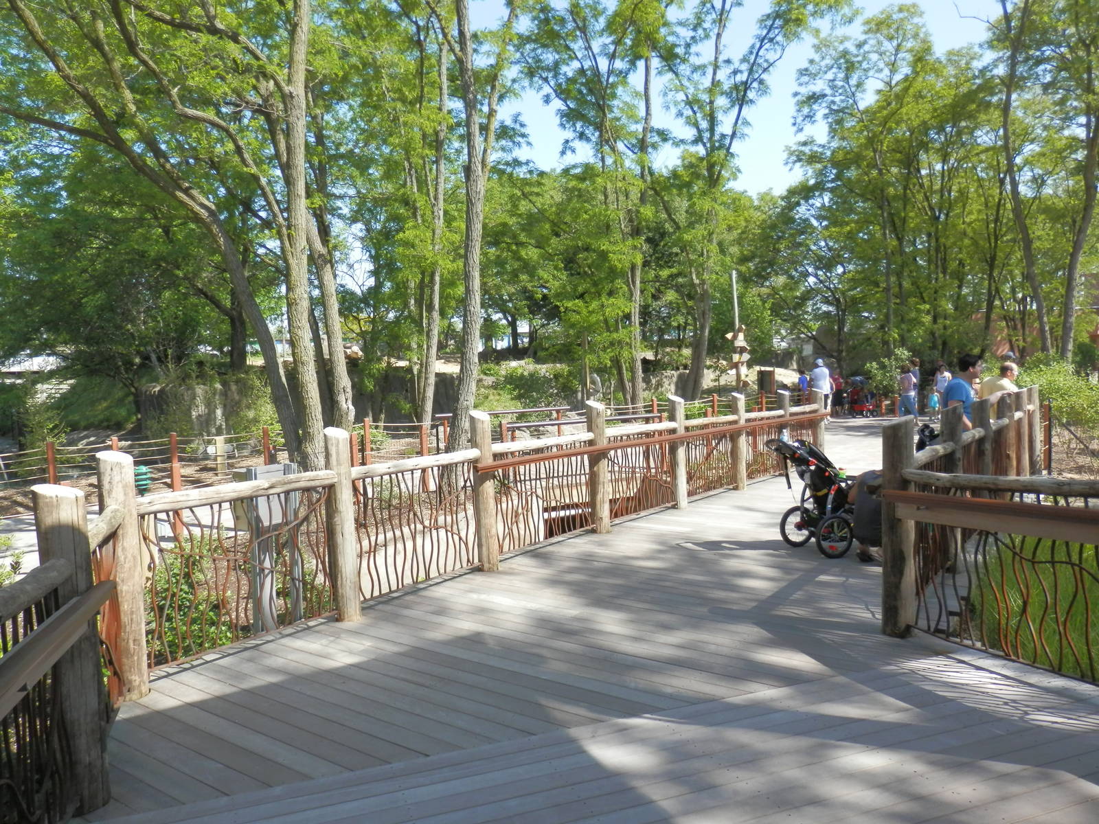 trail to indoor viewing/rhinos