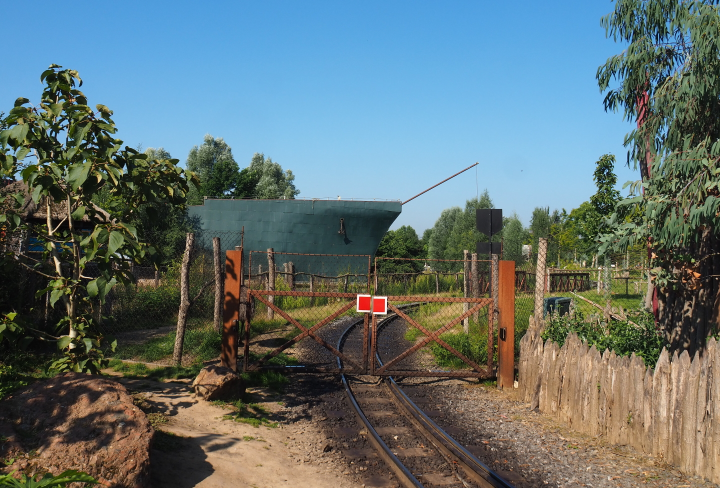 Train access to the Emu and kangaroo area, with the Mersus Emergo in the background, 2021-09-03