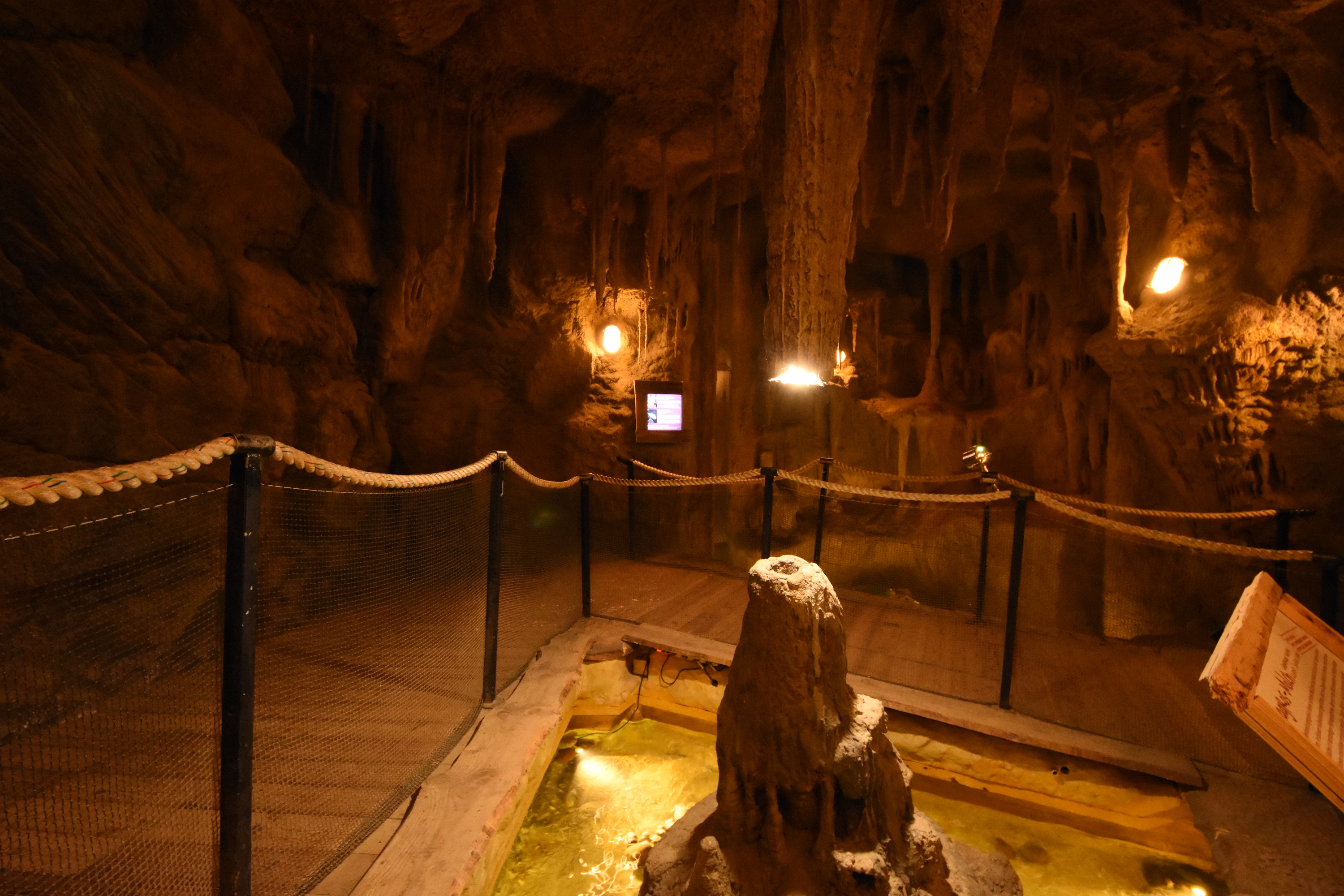 Tropenaquarium - Cave