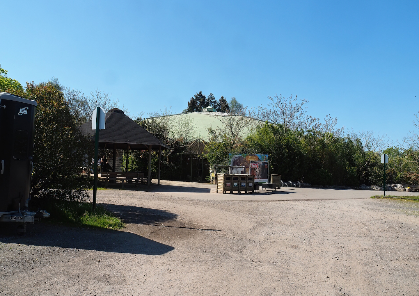 Tropical house and start of Monde Sauvage's walking section seen from the parking lot, 2023-05-19