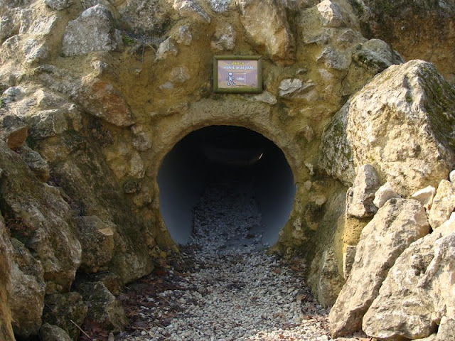 Tunnel for peeping at prairie dogs