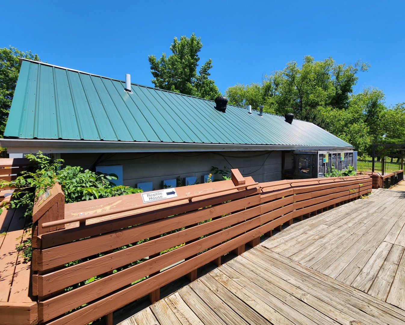 Tupelo Buffalo Park - Reptile house path