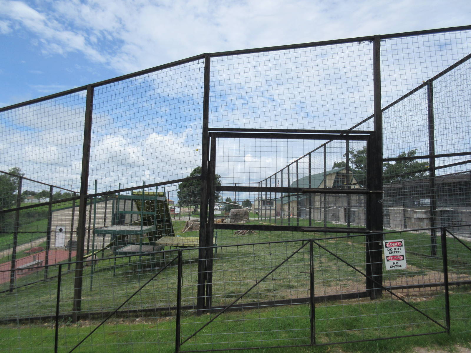 Turpentine Creek Wildlife Refuge (Arkansas) - Grizzly Bear Exhibit