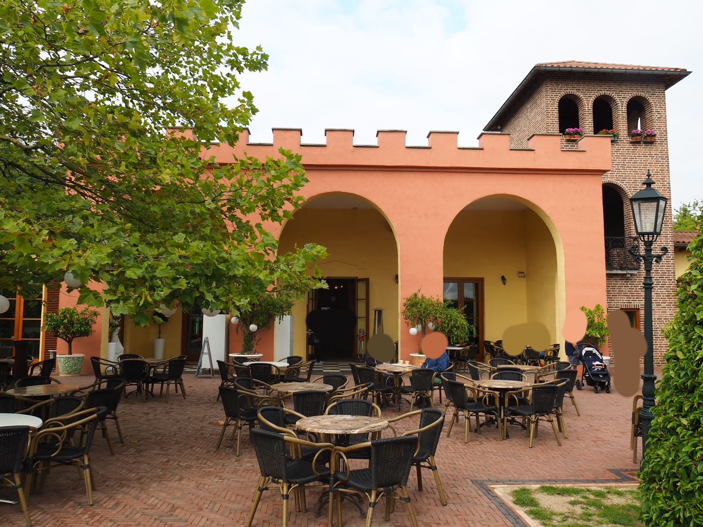 Tuscan villa restaurant and terrace (Aug 28th, 2018)