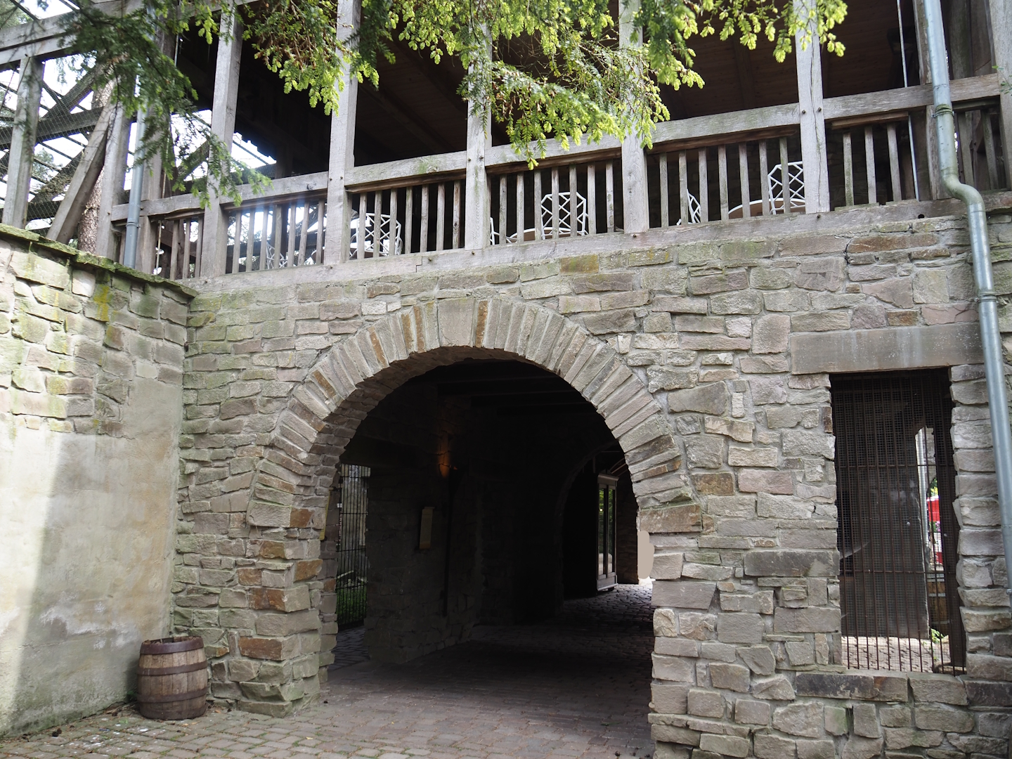 Uhu-Burg - Entrance walkway with sitting area above it, 2024-05-21