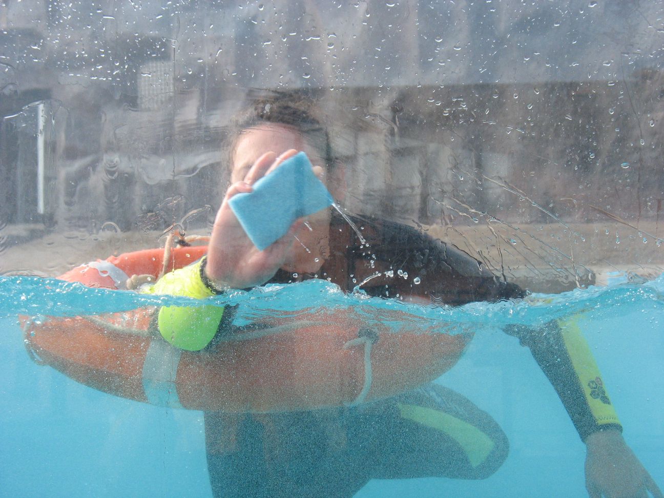 Underwater glass washing