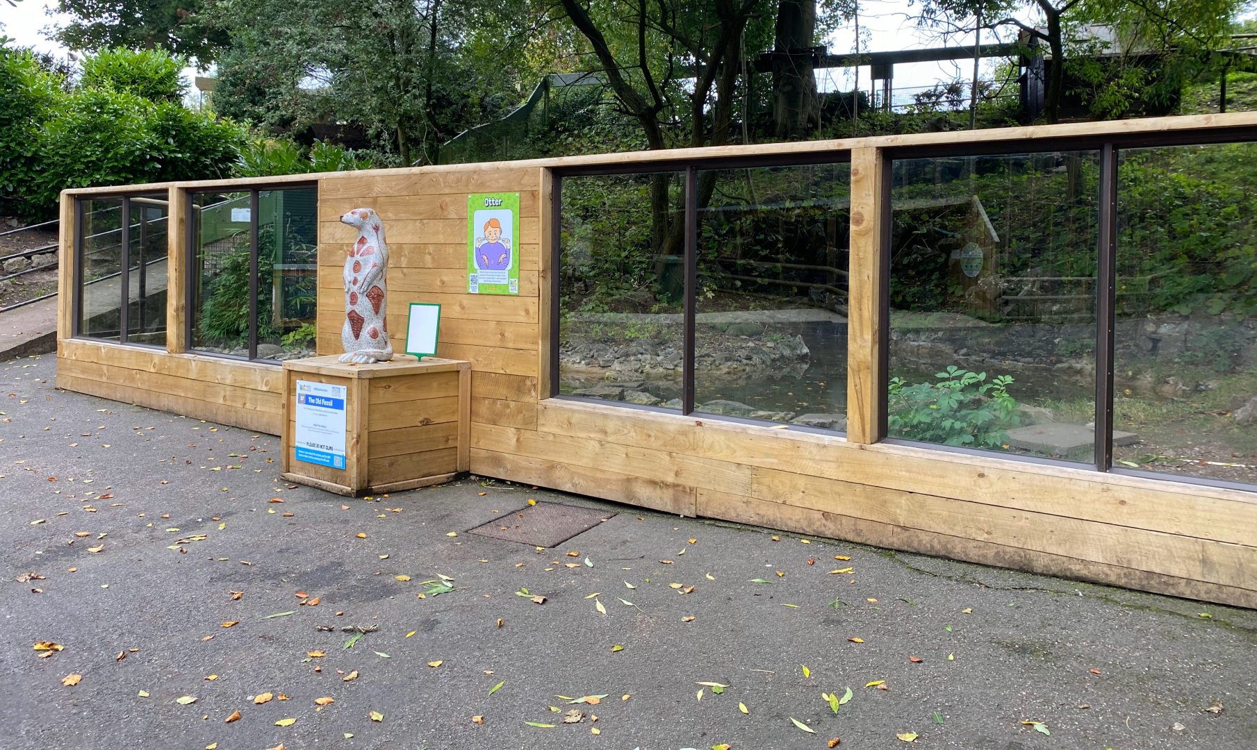 Updated glass front on otter enclosure, Dudley, UK