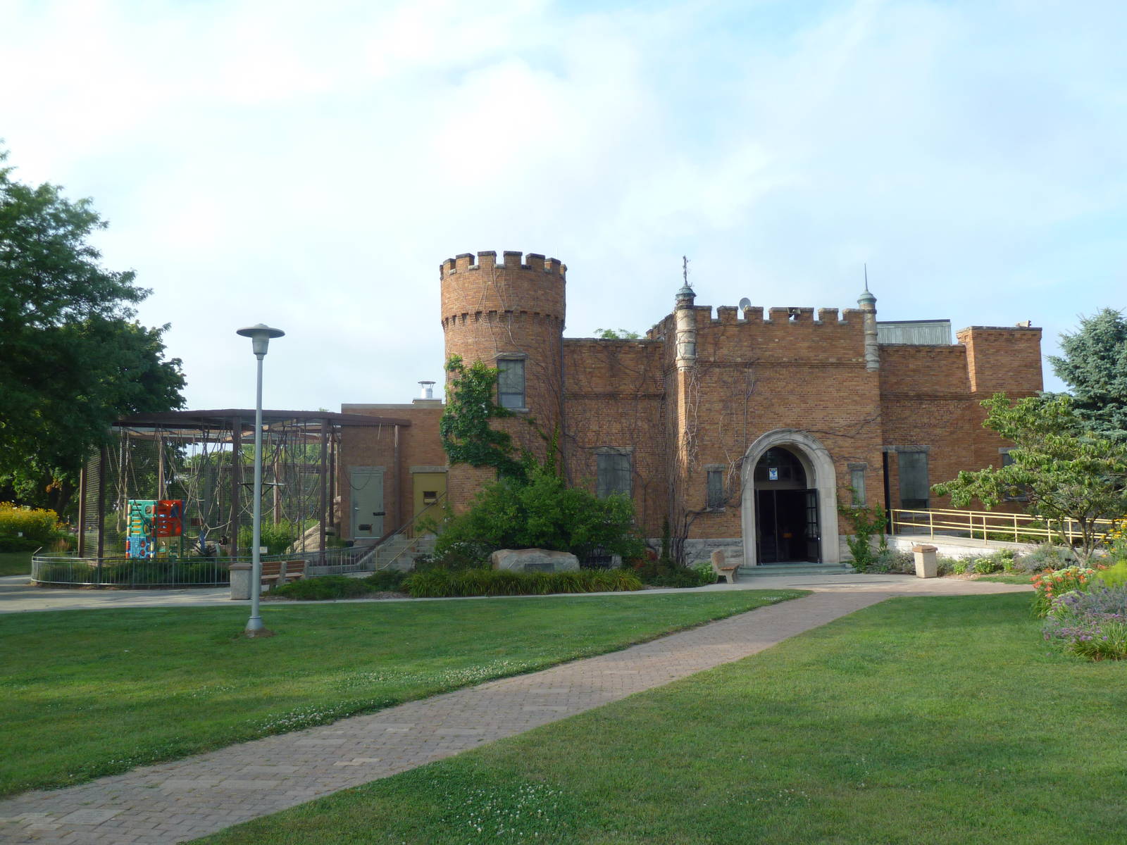 Vanishing Kingdom Building