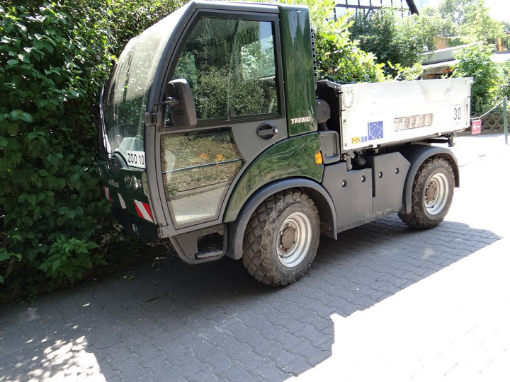 Vehicle in the zoo
