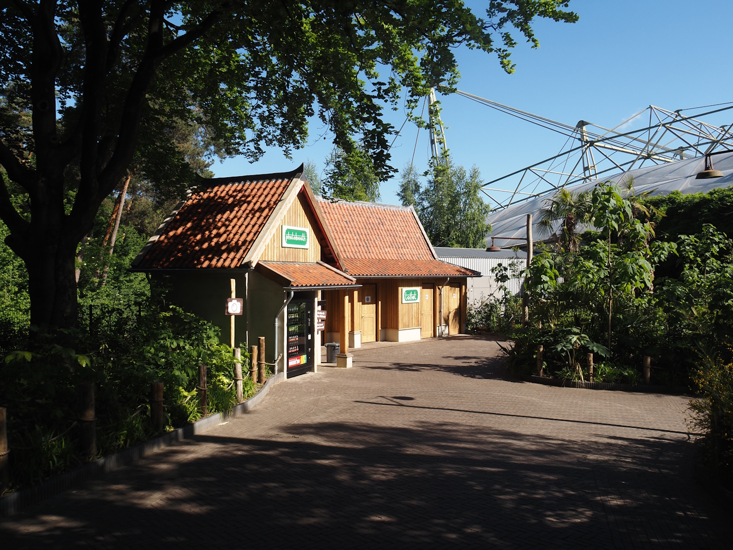 Vending machine and toilet building near Burgers' Bush, 2025-05-17