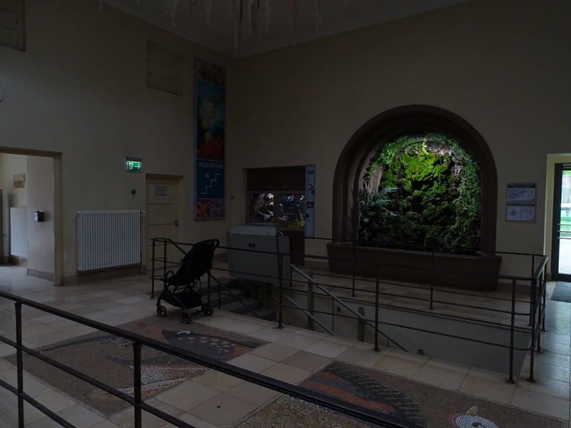 Venomous snake hall (aquarium building)