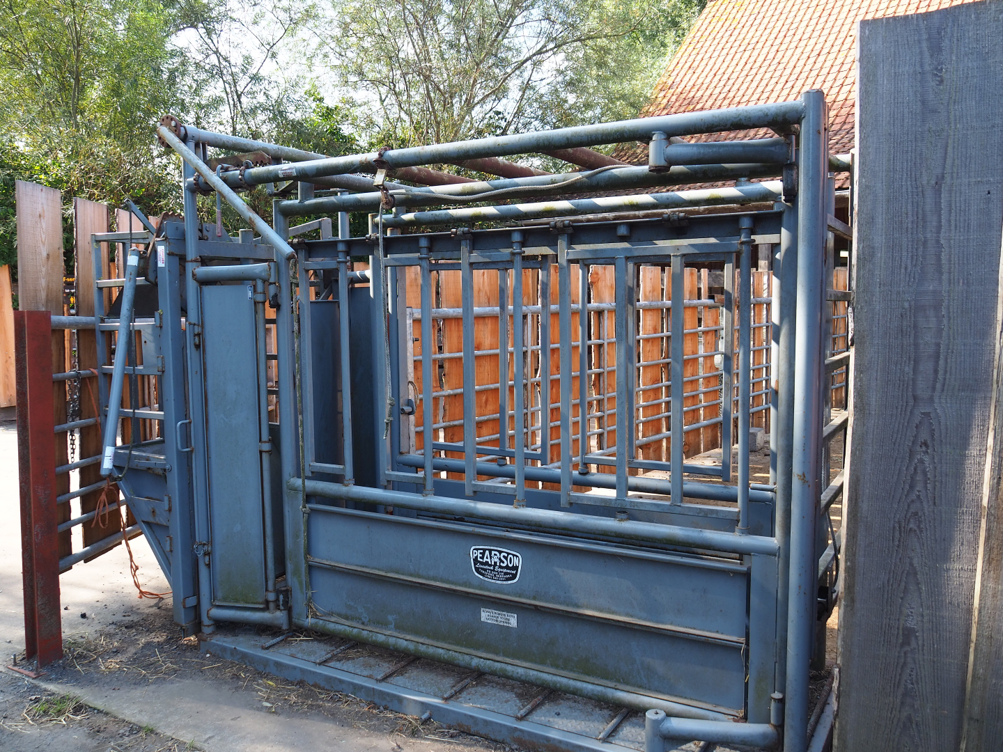 Veterinary treatment squeeze chute, 2020-09-12