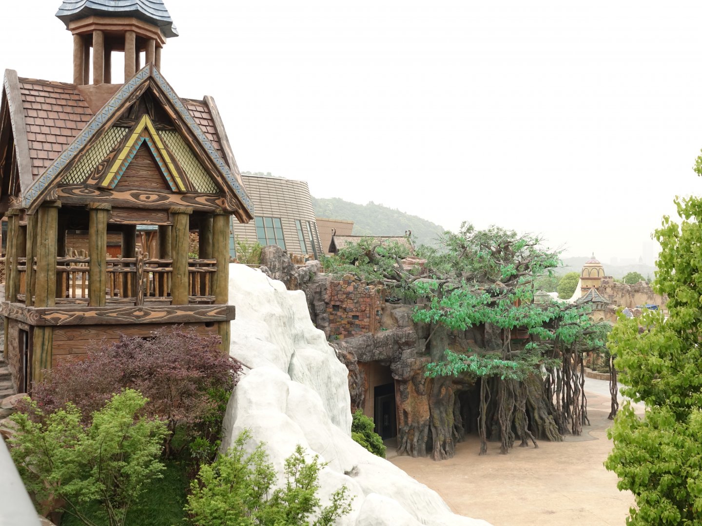 View from pet area to the aquarium - 16.04.2018