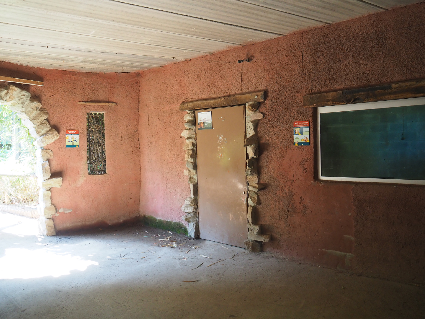 View into Central African leopard indoor holding, 2019-08-04