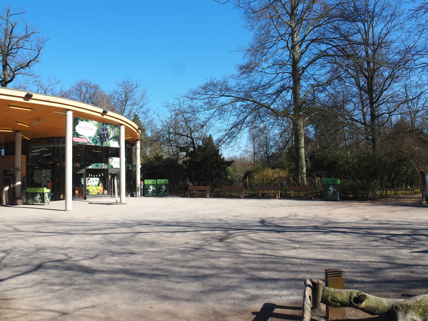 View near the gift shop and the entrance, 2022-03-08