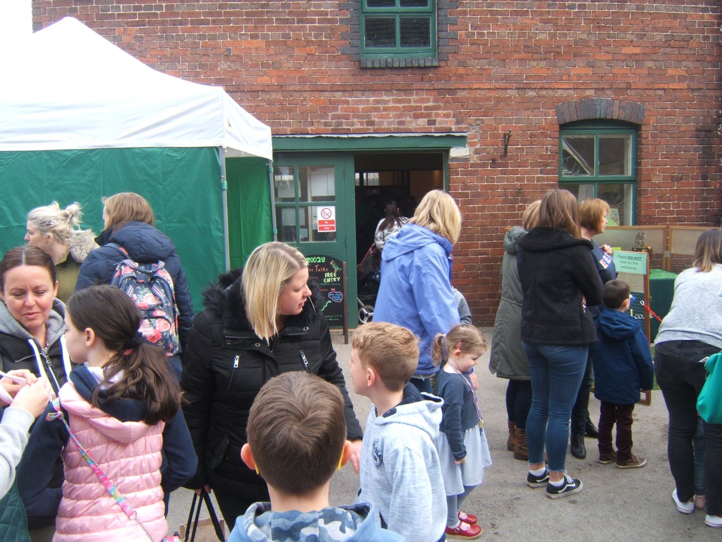 View of entrance to Zoo's 2 U 16/04/2019