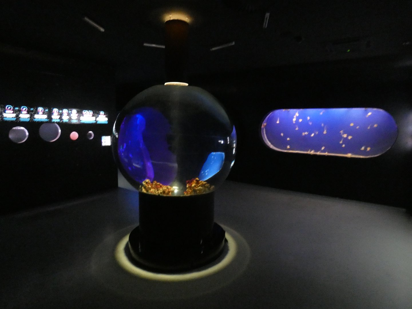 View of spherical tank - Svět Medúz