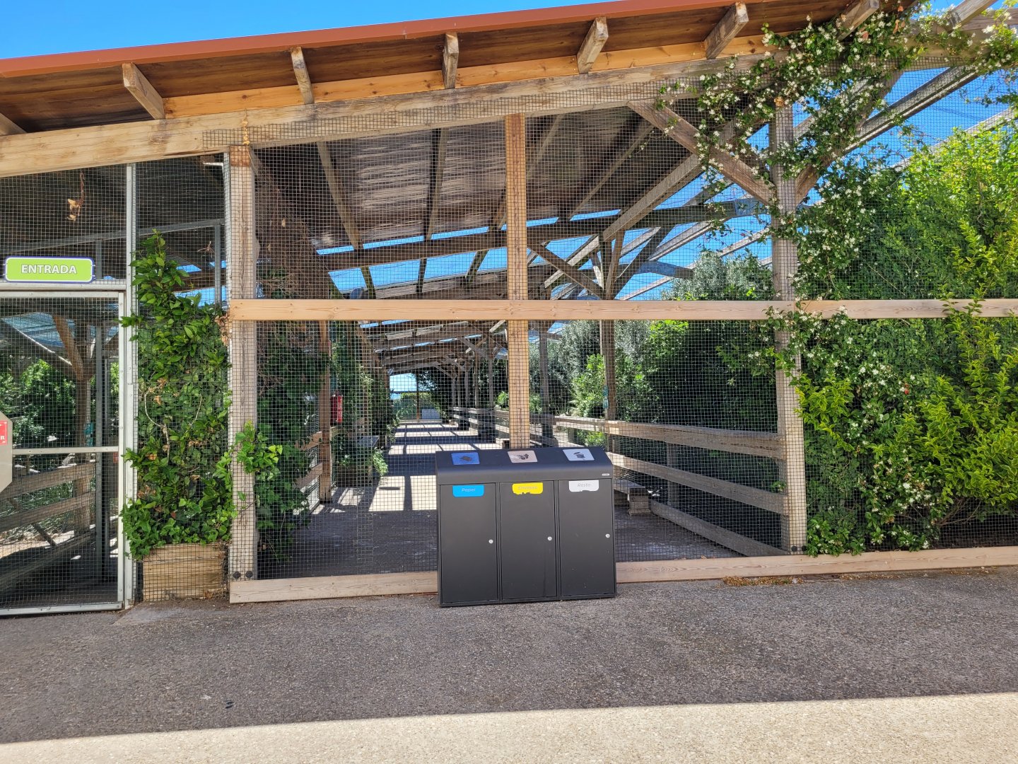 View of walkthrough aviaries -Sendaviva (2024)