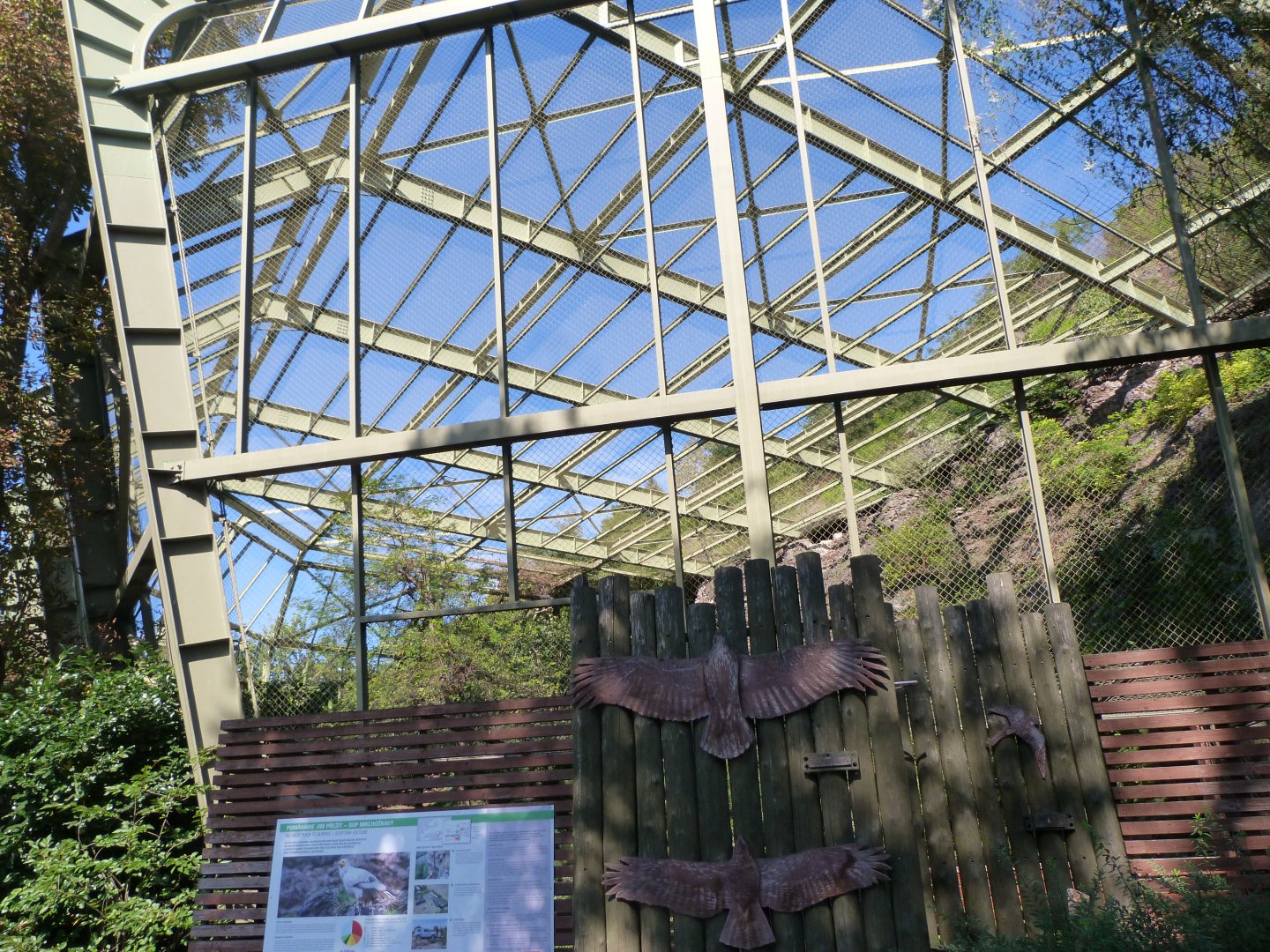 View outside of the "Great aviary" -Zoo Praha (2025)