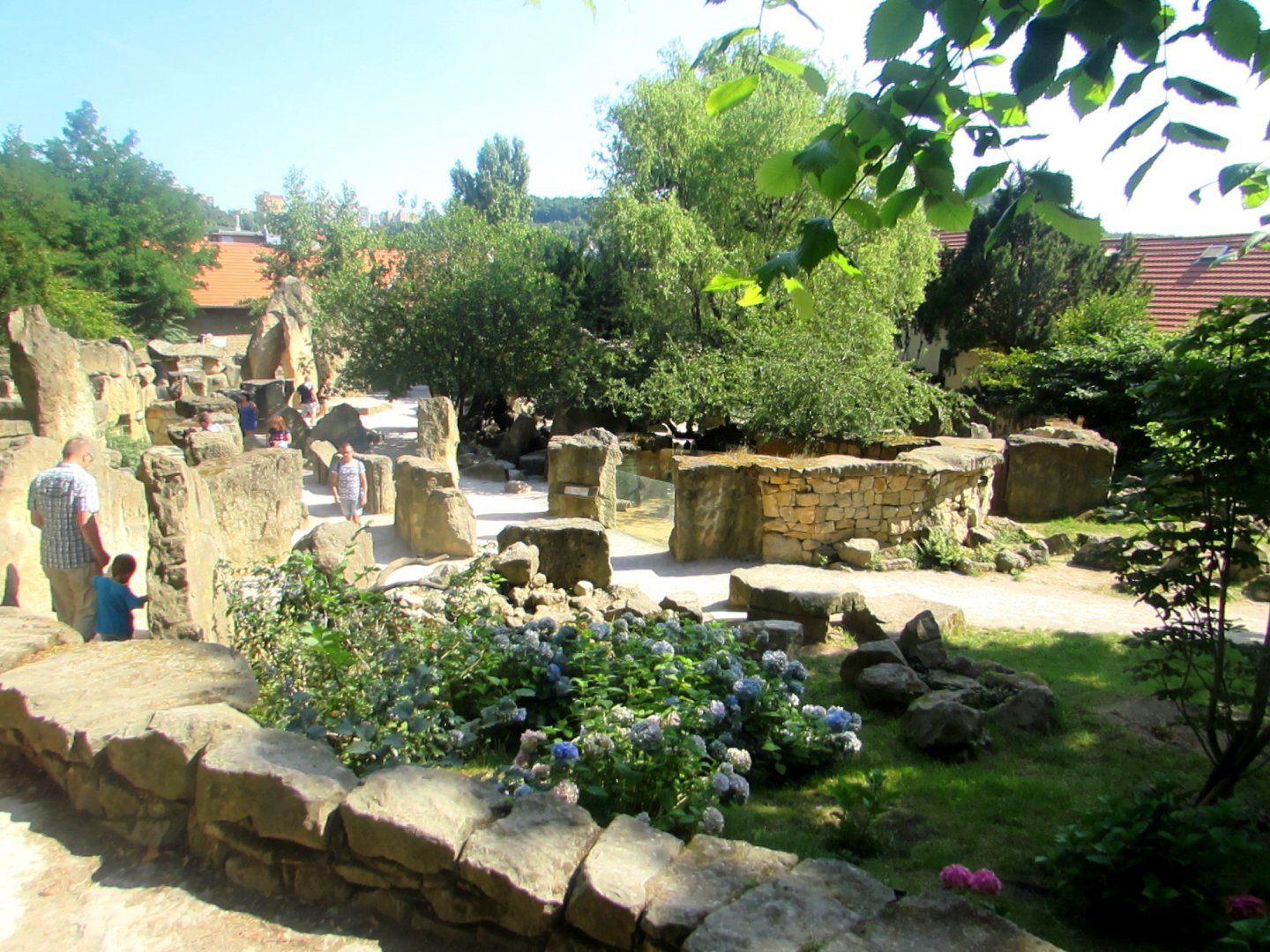 View rock enclosures - July/2017